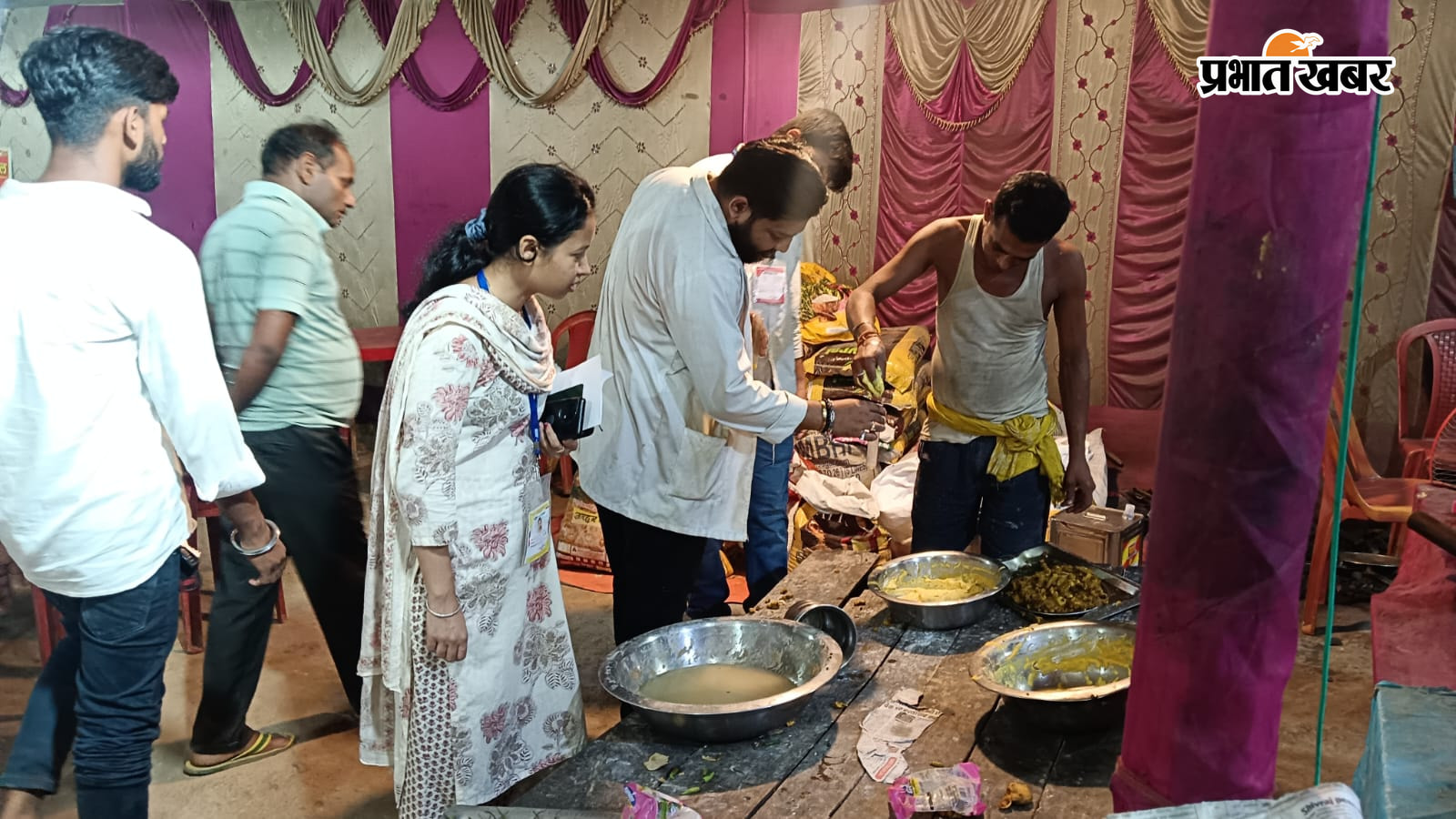 बासुकिनाथ श्रावणी मेला क्षेत्र दुकानों में जांच करते, खाद्य सुरक्षा पदाधिकारी जब्त करते खोवा, पेड़ा | Prabhat Khabar Network