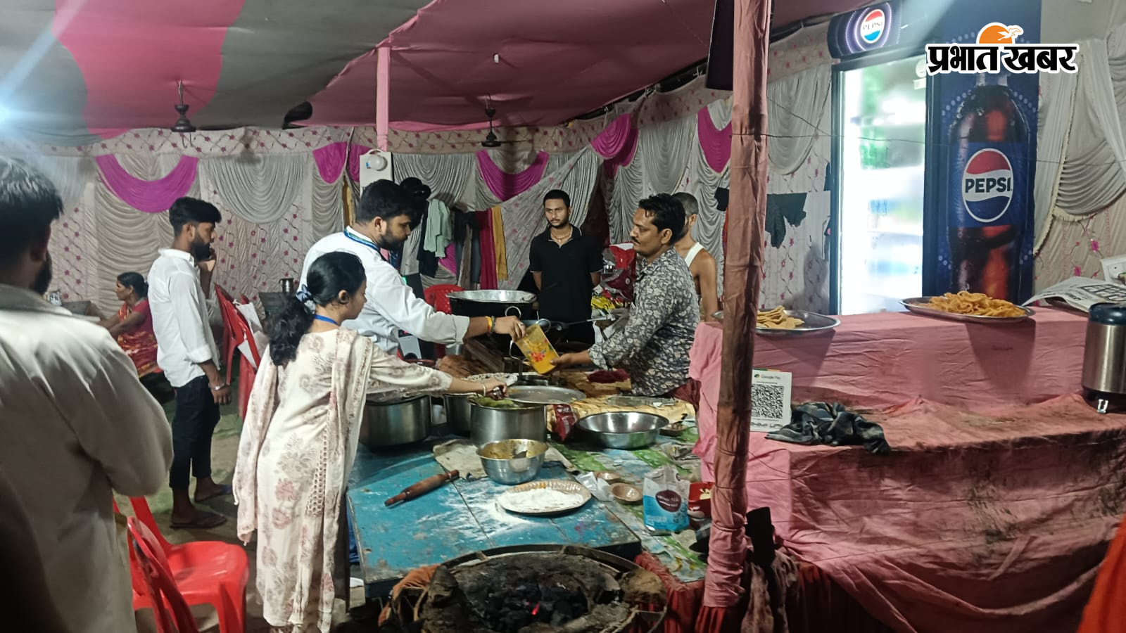 बासुकिनाथ श्रावणी मेला क्षेत्र दुकानों में जांच करते, खाद्य सुरक्षा पदाधिकारी जब्त करते खोवा, पेड़ा | Prabhat Khabar Network