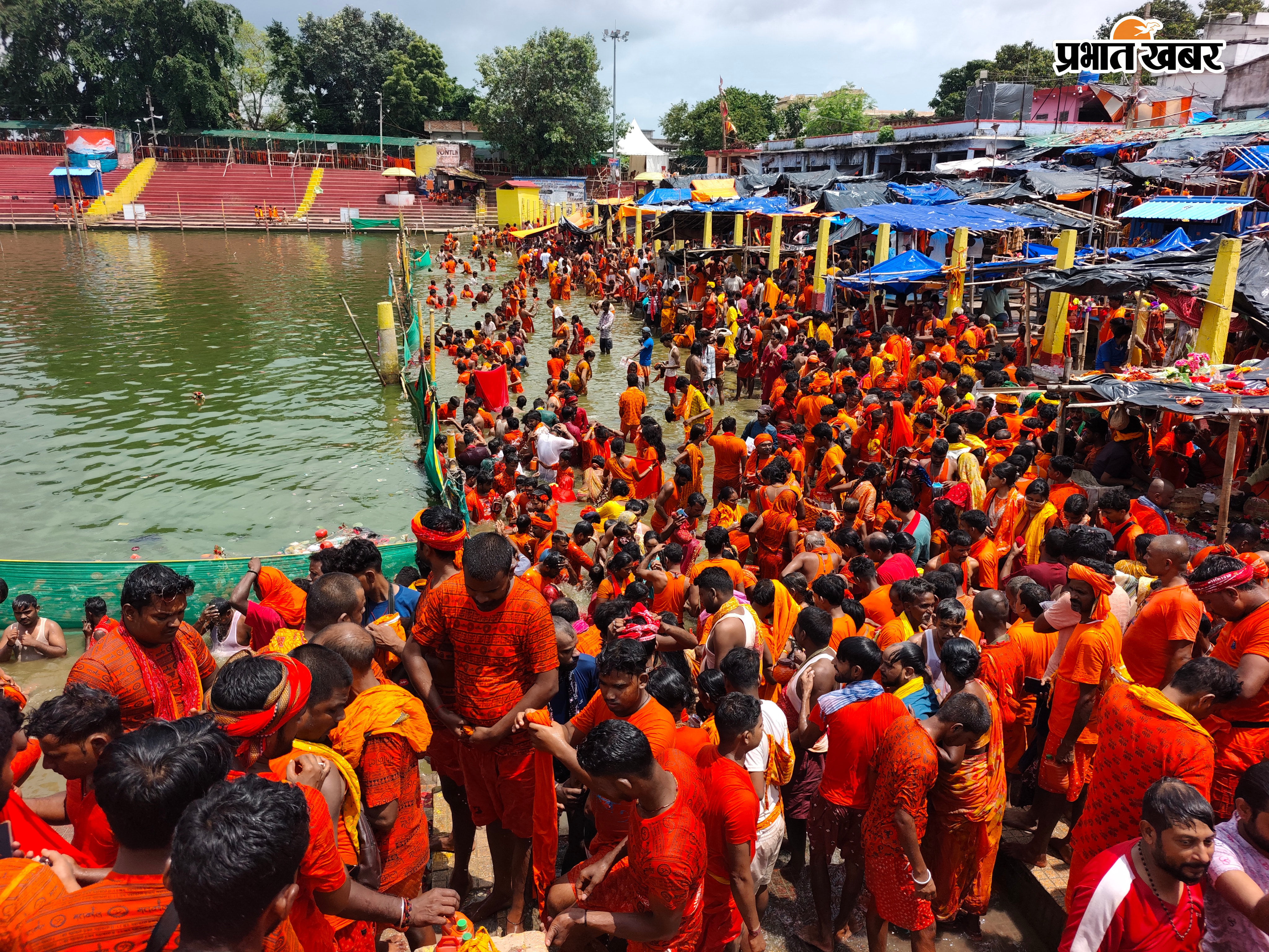 बासुकिनाथ मंदिर में भक्तों की भीड़, जलार्पण के लिए कतारबद्ध कांवरिया, शिवगंगा में आस्था की डुबकी लगाते श्रद्धालुओं की भीड़ | Prabhat Khabar Network
