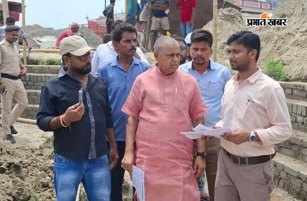 - अधिकारियों के साथ स्थल निरीक्षण करते विधायक | Prabhat Khabar Network