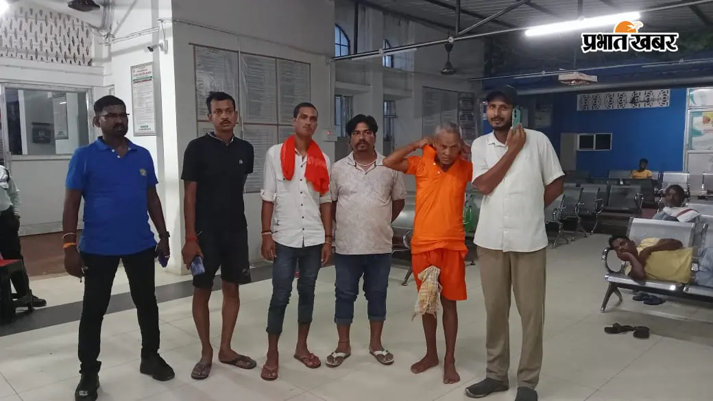 तीन दिन बाद अपनों से मिले 70 वर्षीय कांवरिया, बौसी पुलिस व प्रभात खबर की पहल से हुआ मिलन
