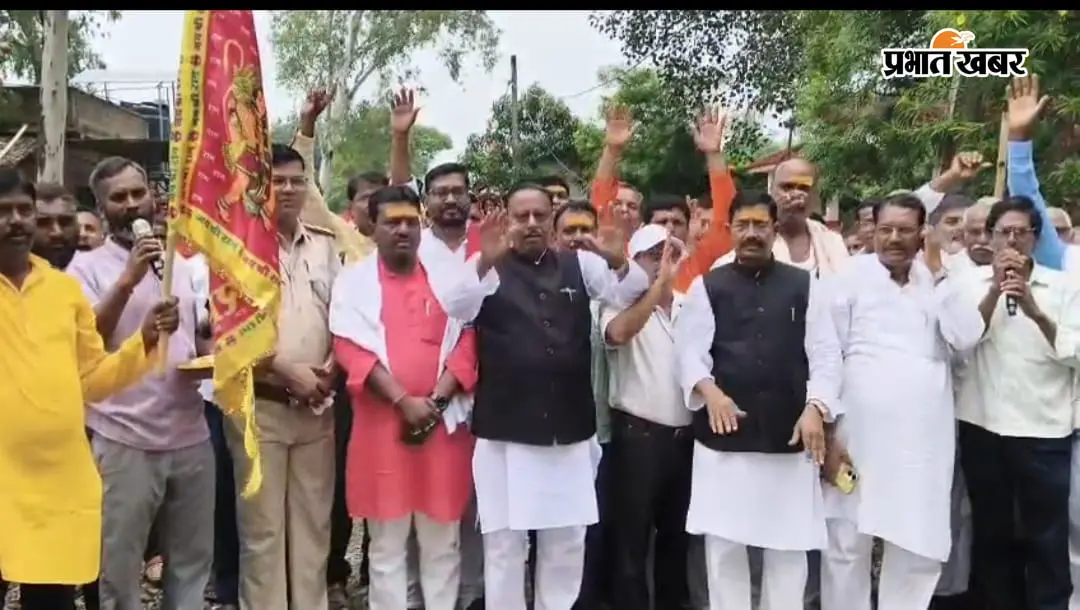 पलामू के पाटन में अंतिम सोमवारी पर शिव भक्तों ने निकाली भव्य कलश यात्रा