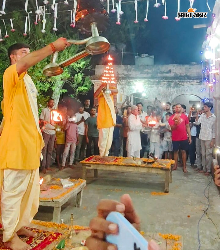 दिप प्रज्वलित कर उद्घाटन करते आरती से पूर्व पूजा अर्चना कर दे आरती में उमड़ा श्रद्धालुओ का भिड़ | Prabhat Khabar Network