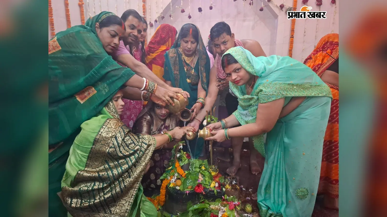 छपरा में अंतिम सोमवारी पर शिवालयों में उमड़ी भीड़, धर्मनाथ मंदिर में सुबह से लगी लंबी कतार