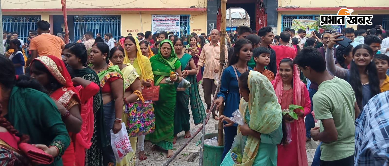 फोटो, जलाभिषेक करती महिलाएं फोटो, धर्मनाथ मंदिर में उमड़े श्रद्धालु | Prabhat Khabar Network