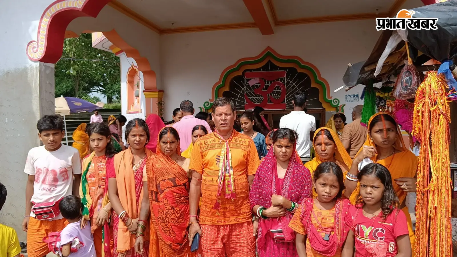 20 किमी पैदल चलकर लकड़गढ़ा महादेव मंदिर पहुंचे श्रद्धालु, किया जलाभिषेक