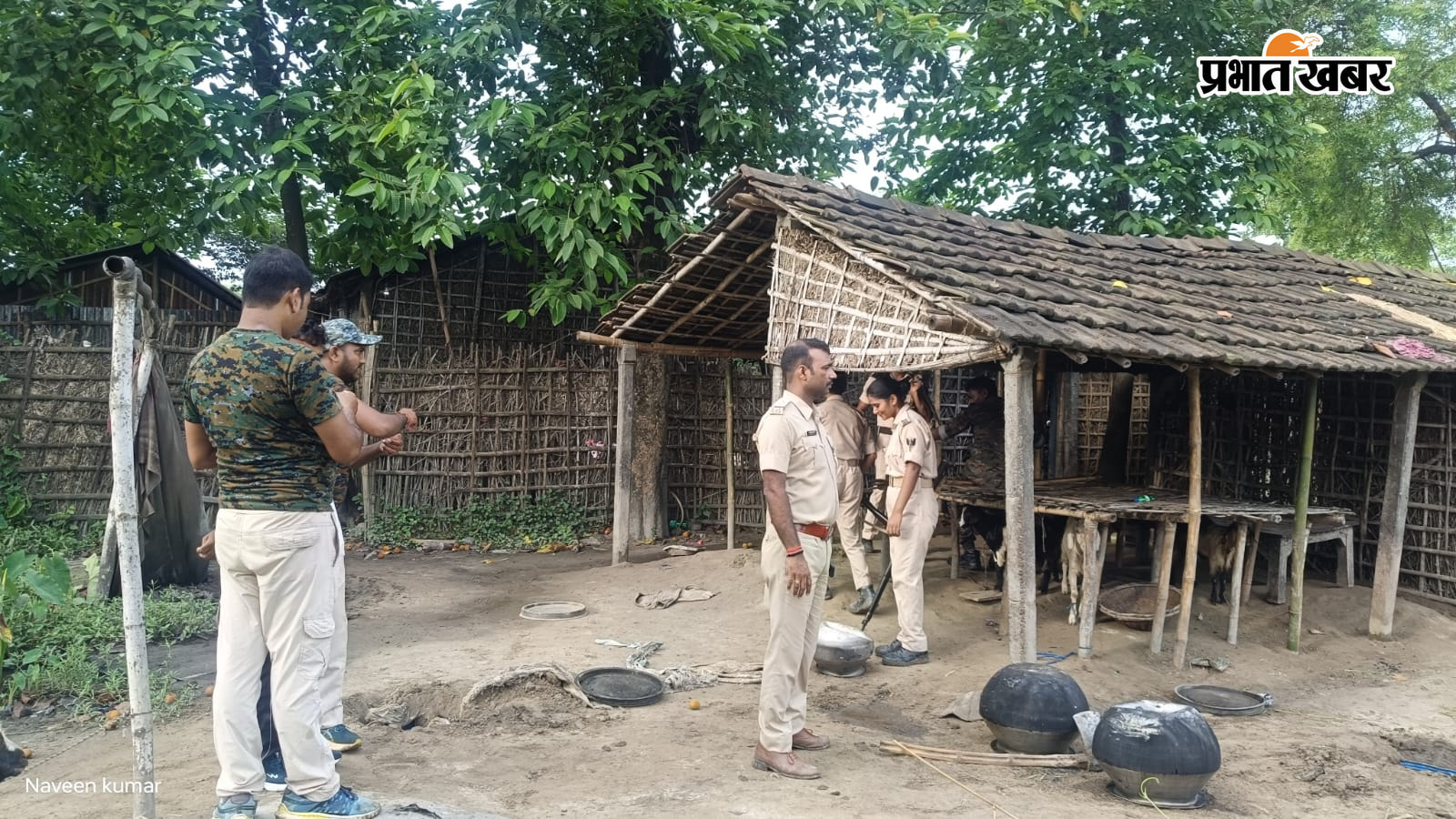 फोटो सेमापुर थाना क्षेत्र मे छापेमारी के दौरान बरामद शराब को नष्ट करती पुलिस पोठिया थाना क्षेत्र में छापेमारी करती पुलिस | Prabhat Khabar Network