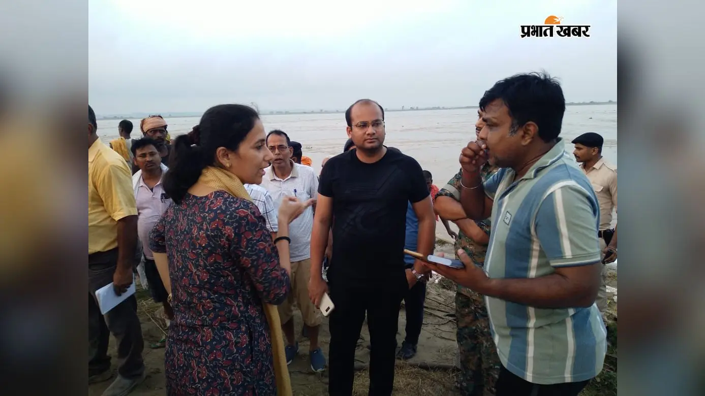 नवगछिया: खरीक में कजिकोरैया-राघोपुर मार्जिनल बांध टूटा, शहर की ओर बढ़ा पानी; आधी रात को अधिकारियों ने संभाला मोर्चा