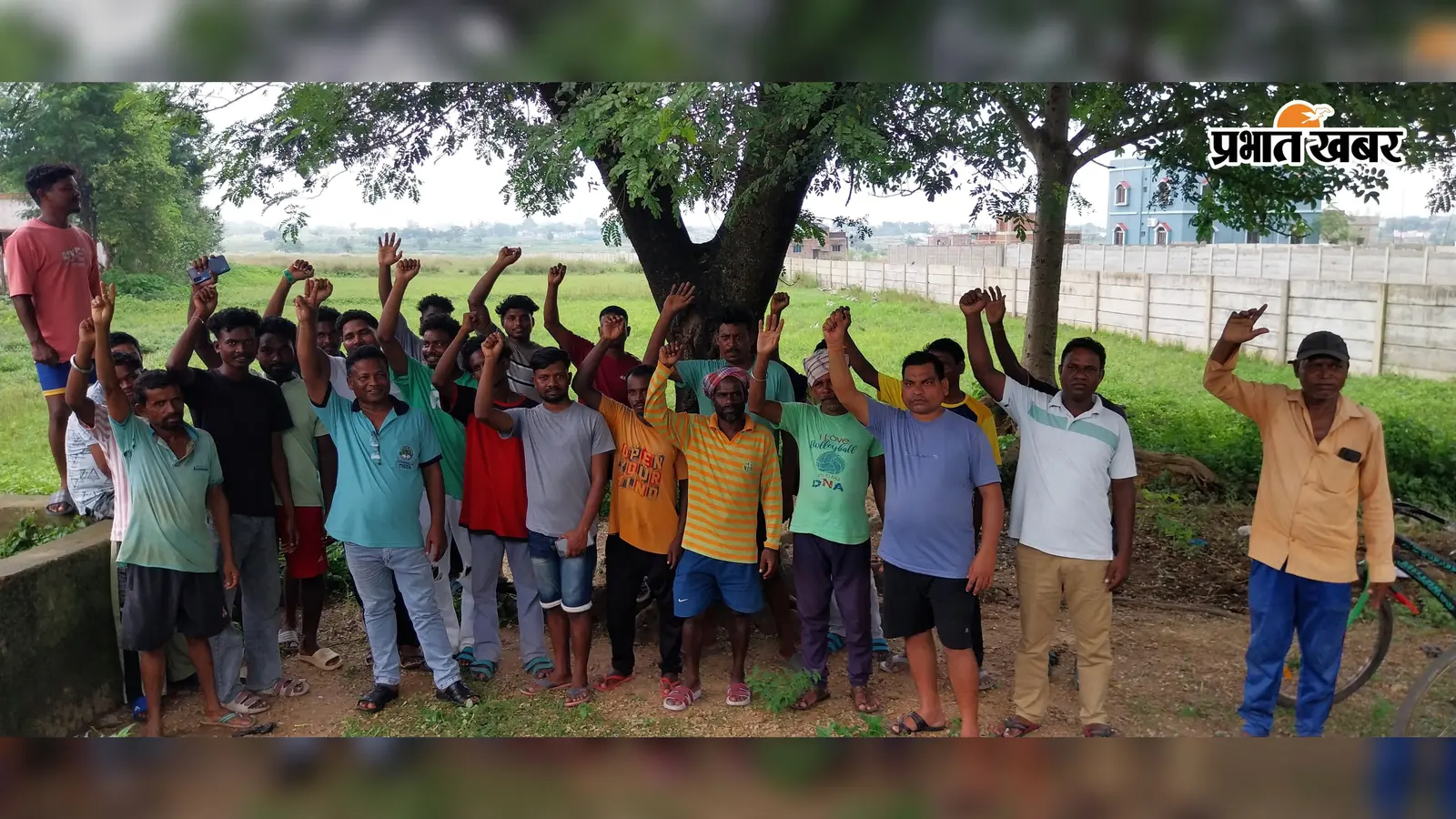 सरायकेला: कुदरसाई में क्रेशर प्लांट का विरोध तेज, आमसभा छोड़ सड़क पर उतरे ग्रामीण