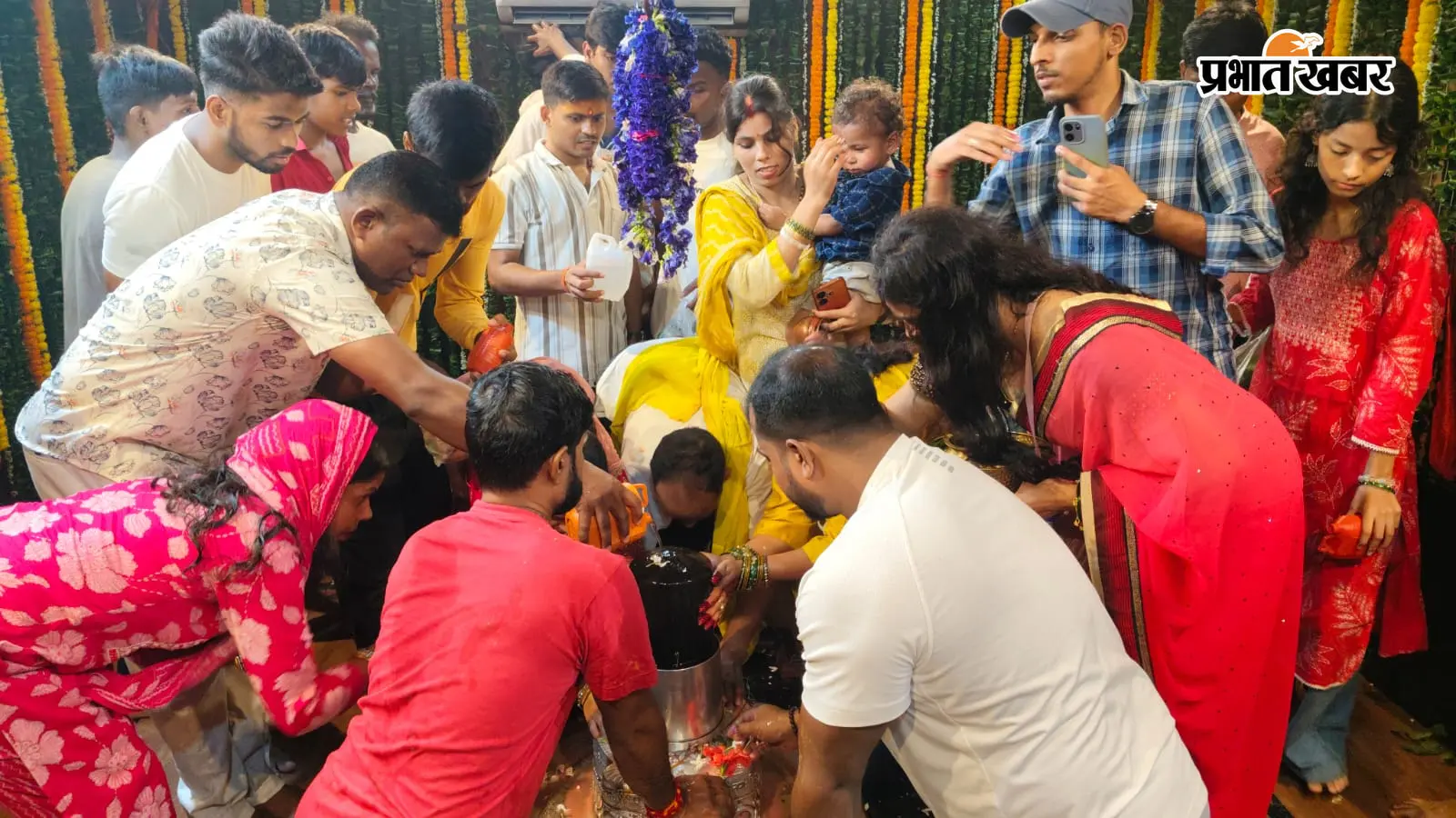 भागलपुर: सावन की अंतिम सोमवारी पर शिवालयों में उमड़ा जनसैलाब, शिवशक्ति में 2 क्विंटल गन्ने के रस से अभिषेक; विदेशी गुलाबों से सजे भूतनाथ