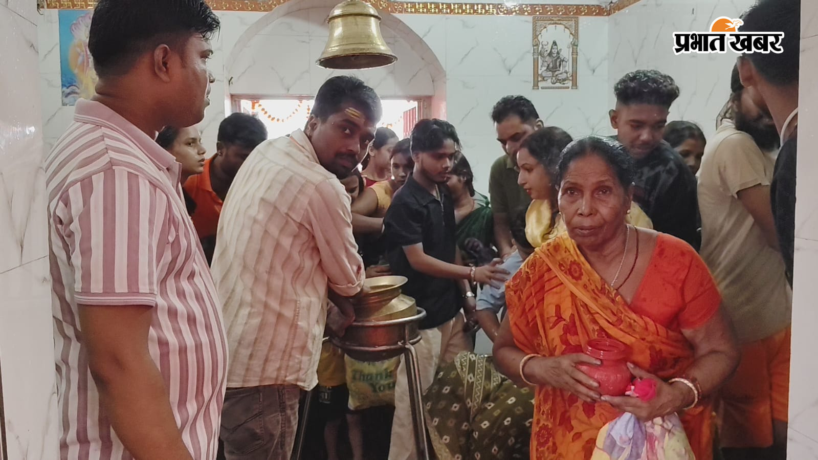 जला अभिषेक करते करते श्रद्धालु व भूतनाथ गौशाला शिव मंदिर में श्रद्धालुओं की भीड़ | Prabhat Khabar Network