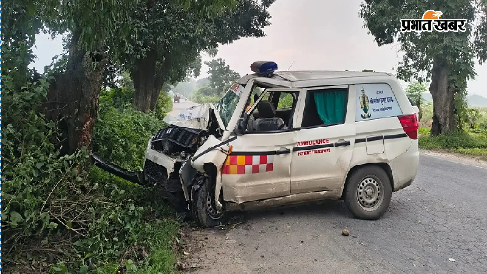 चौपारण में पार्थिव शरीर लेकर लौट रही एंबुलेंस पेड़ से टकरायी, एक घायल