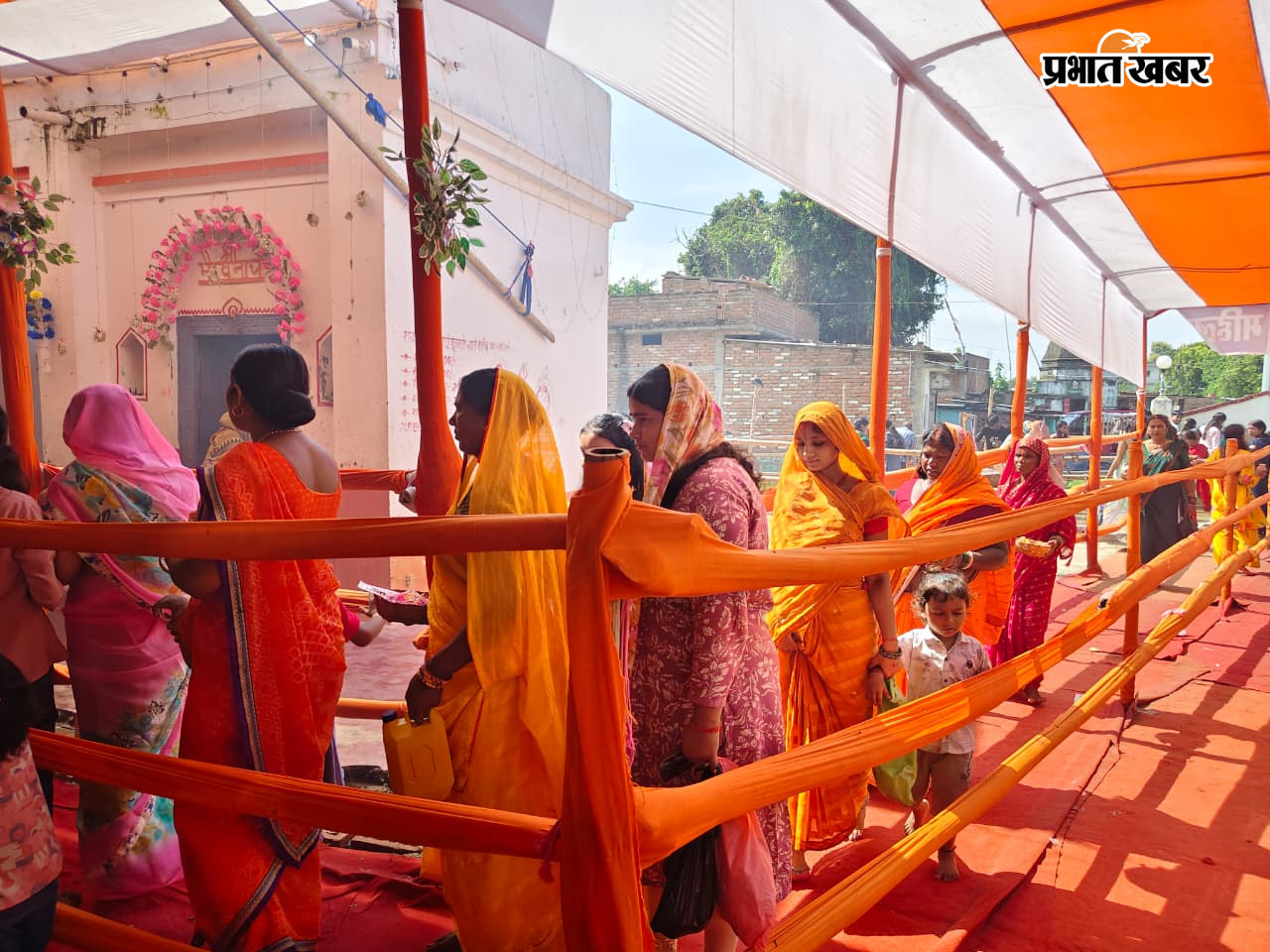फोटो कैप्शन01: गौरी शंकर धाम में पूजा अर्चना करते श्रद्धालू  फोटो कैप्शन02-  गौरी शंकर  धाम में श्रद्धालुओं की भीड़  फोटो कैप्शन 3- मंदिर में पूजा करते श्रद्धालु | Prabhat Khabar Network