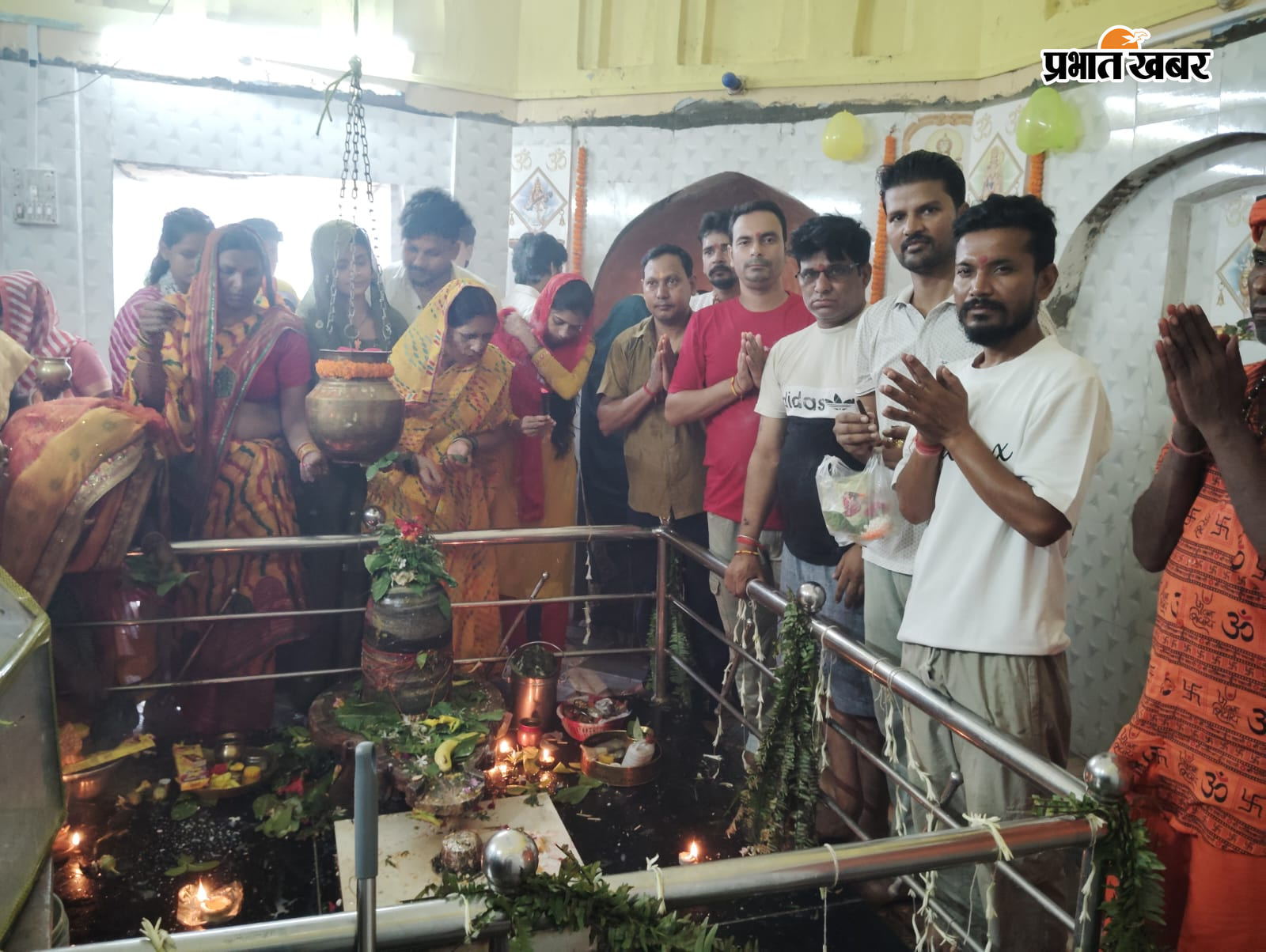 शहर स्थित बाबा पुरुषोत्तम नाथ पर पर जलाभिषेक करते श्रद्धालु. | Prabhat Khabar Network