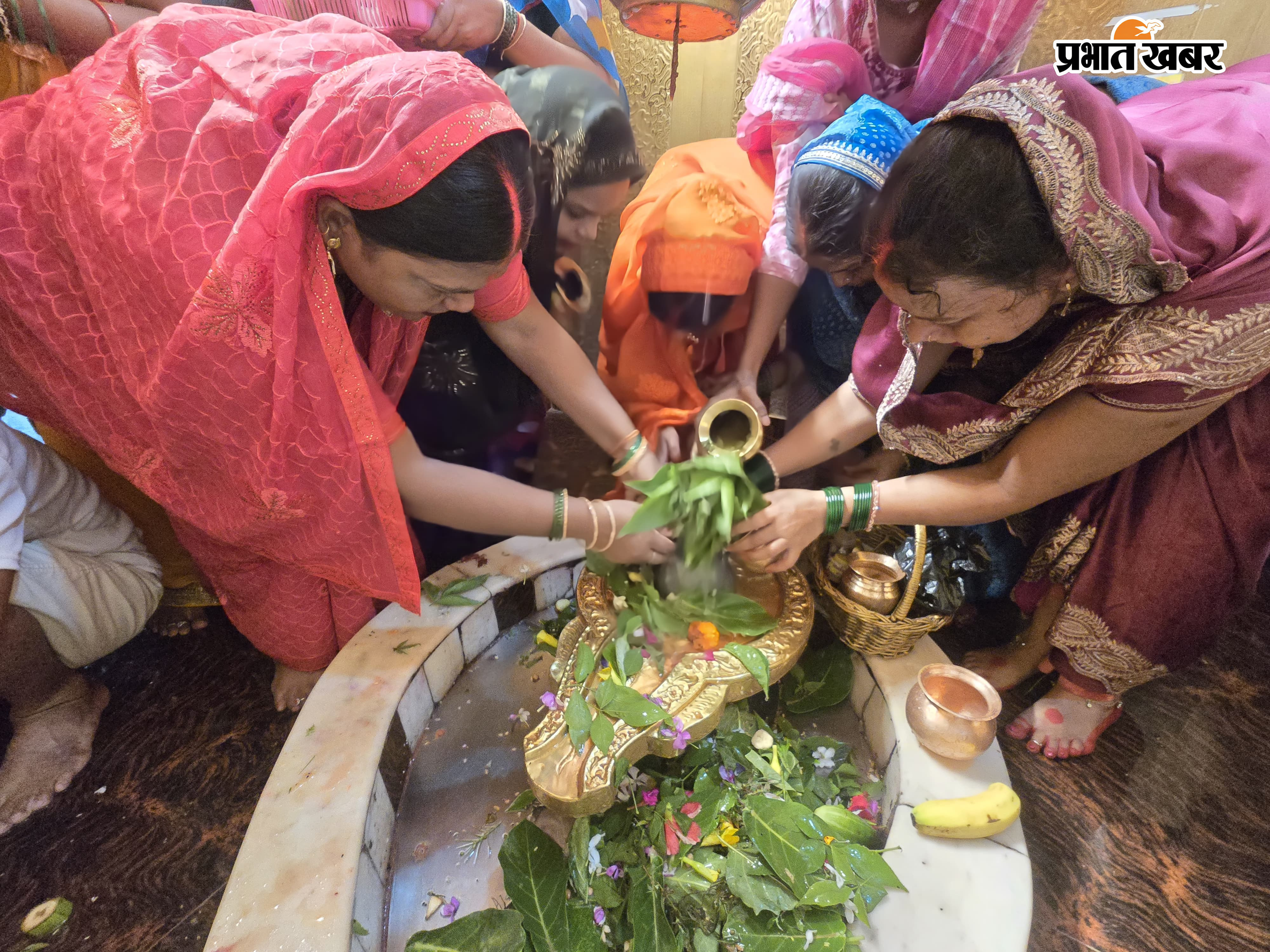 औघड़ दानी शिव मंदिर पर जलाभिषेक करने की लगी श्रद्धालुओं की भीड़ | Prabhat Khabar Network