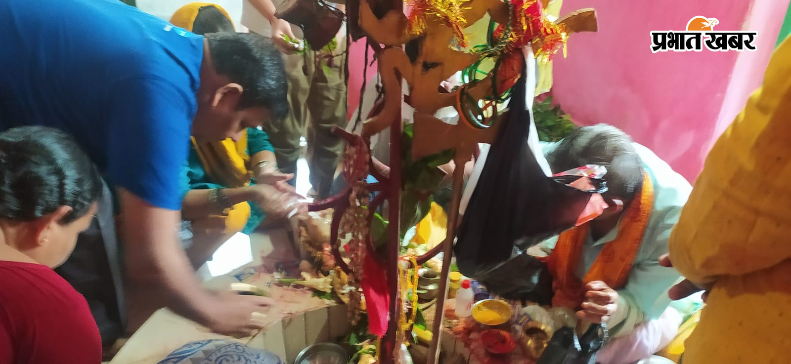 जलाभिषेक करते श्रद्धालु. | Prabhat Khabar Network
