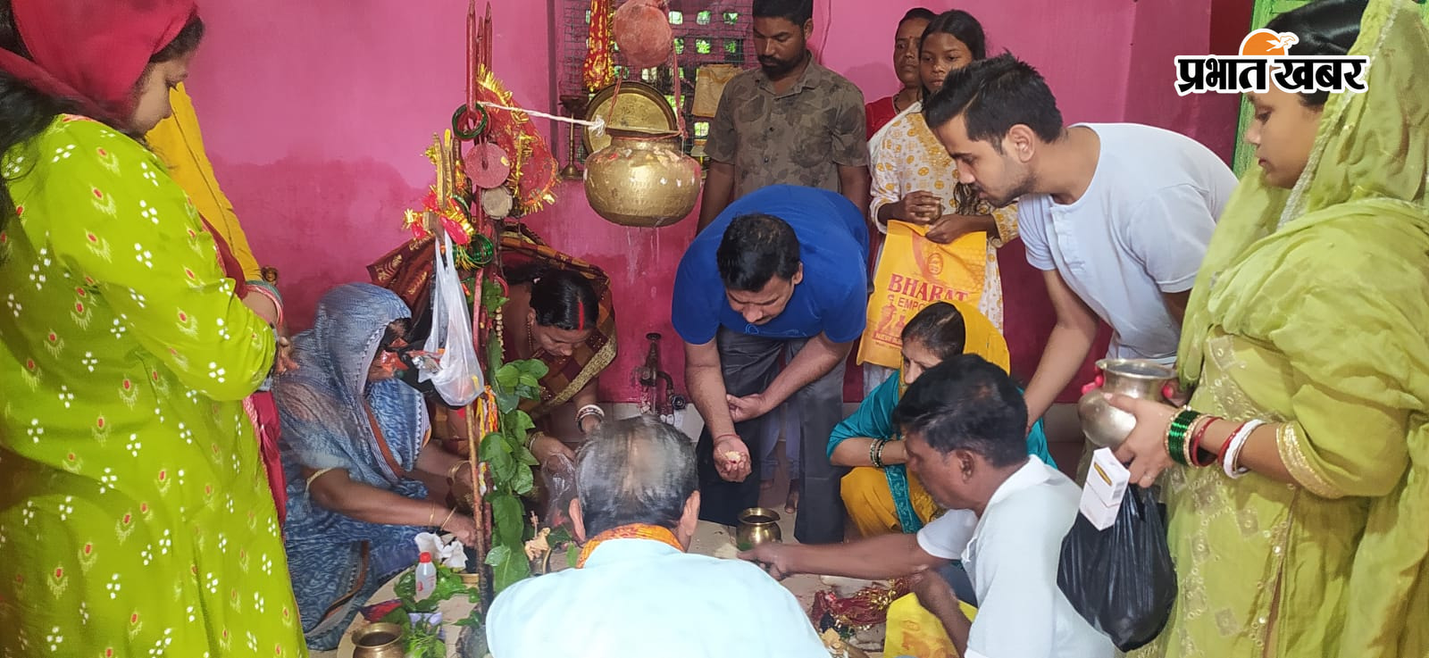 जलाभिषेक करते श्रद्धालु. | Prabhat Khabar Network