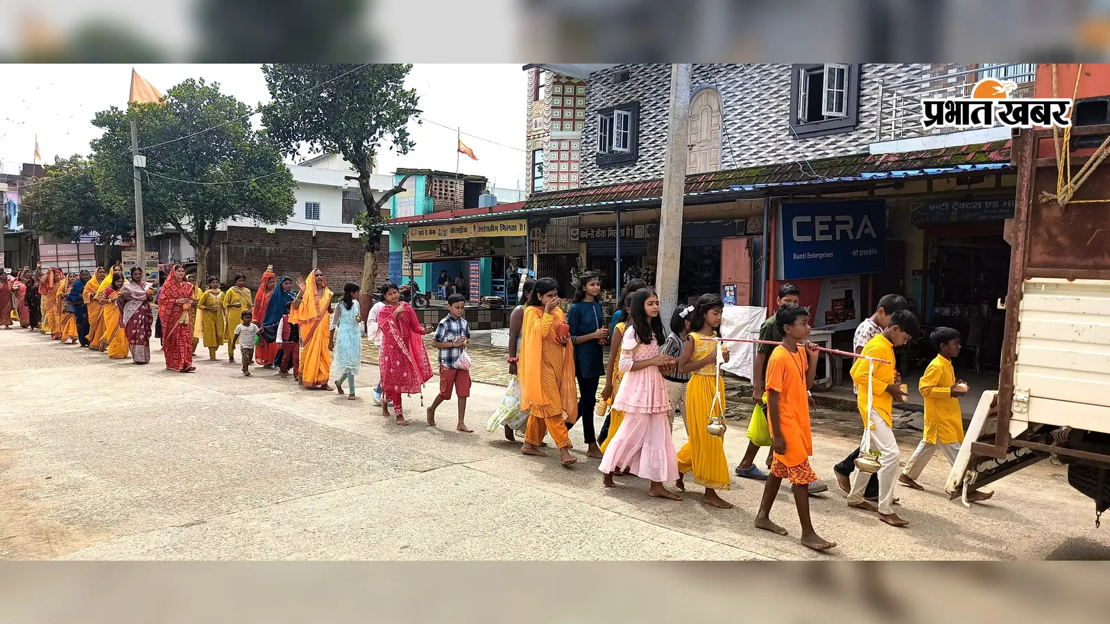 केरसई में अंतिम सोमवारी पर निकली भव्य कांवर यात्रा, सैकड़ों श्रद्धालुओं ने हीराटोंगरी शिवालय में किया जलाभिषेक
