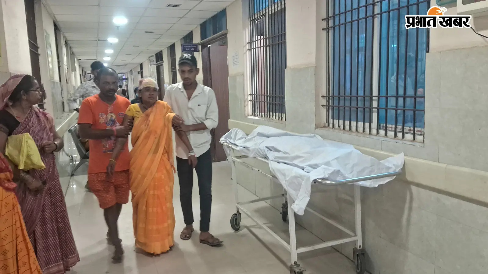 एनएच-27 पर डिवाइडर से टकराई बम की बाइक, हादसे में एक की मौत, दो महिलाएं गंभीर