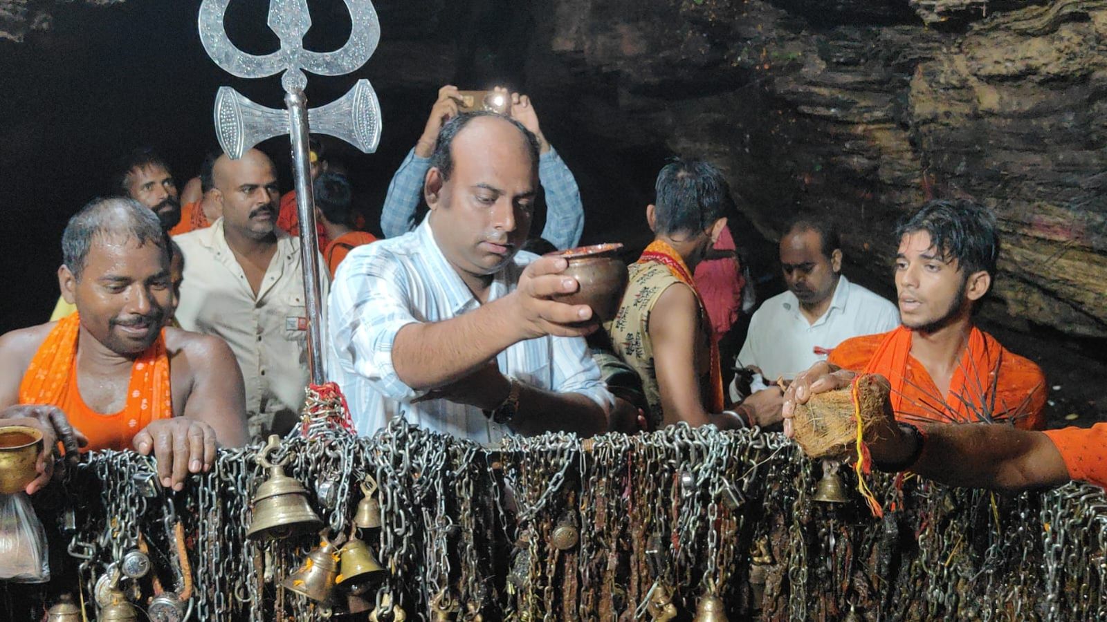 पूजा सामग्री लेकर पहुंचे श्रद्धालु