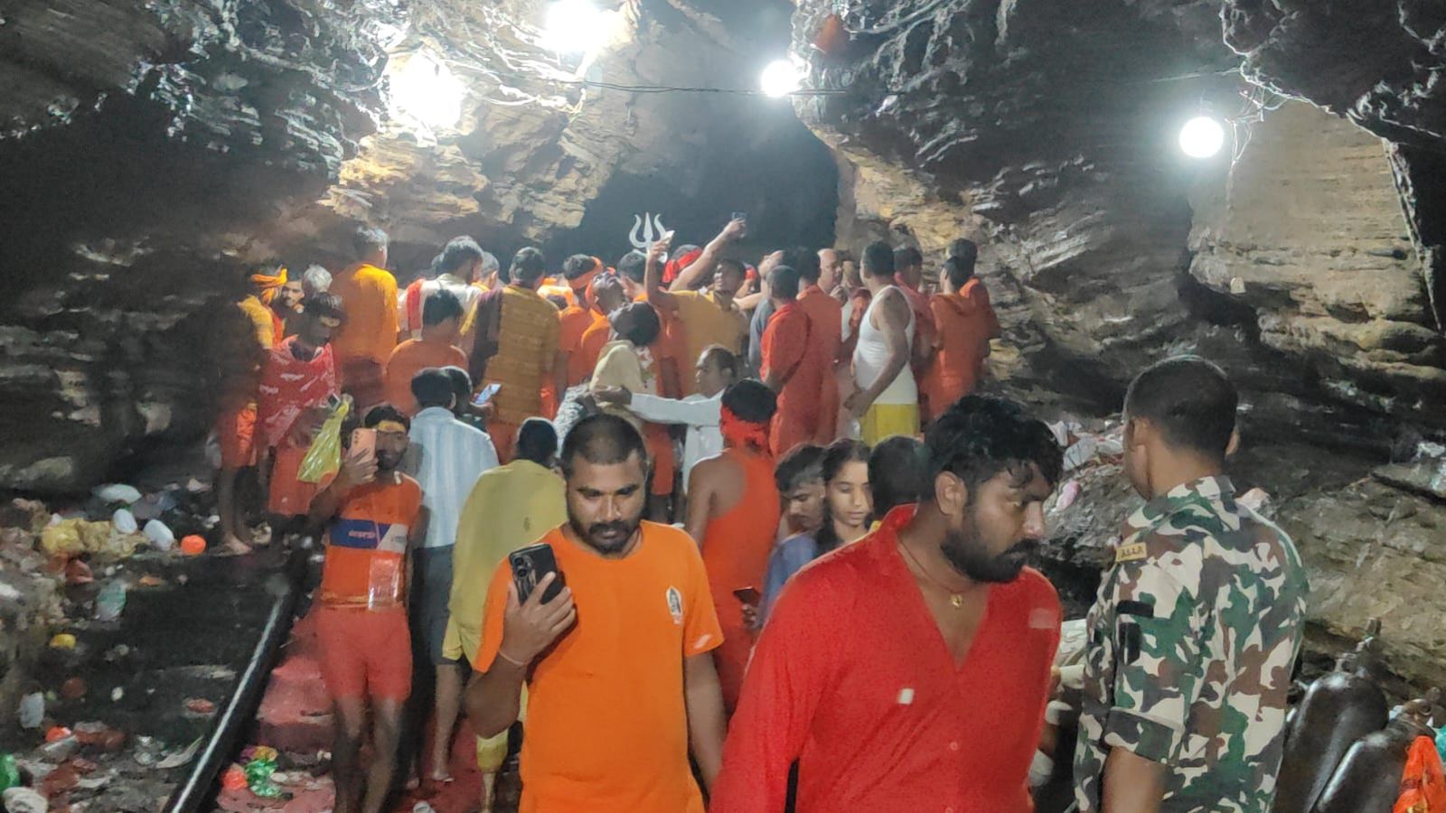 कांवड़ लेकर पहुंचे शिवभक्त