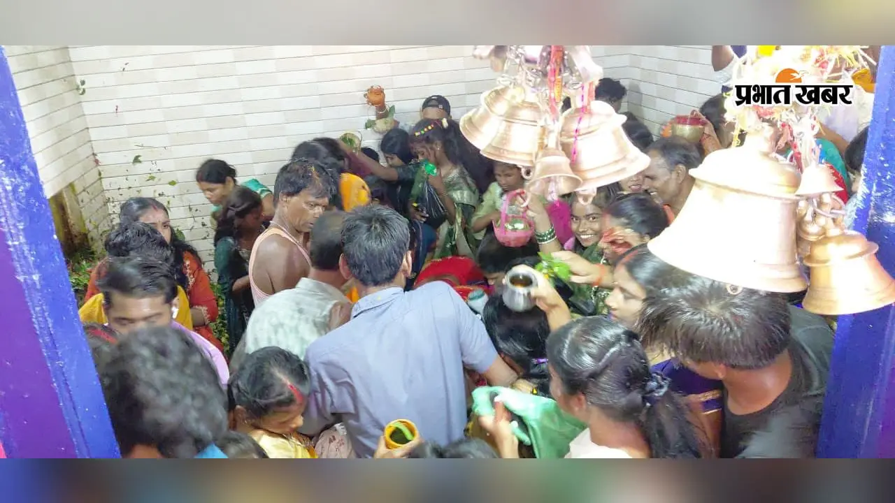 प्रतापगंज: अंतिम सोमवारी पर गढ़िया दिव्य शिव मंदिर में उमड़ा 80 हजार से अधिक भक्तों का सैलाब, NH-27 पर लगा वाहनों का लंबा जाम