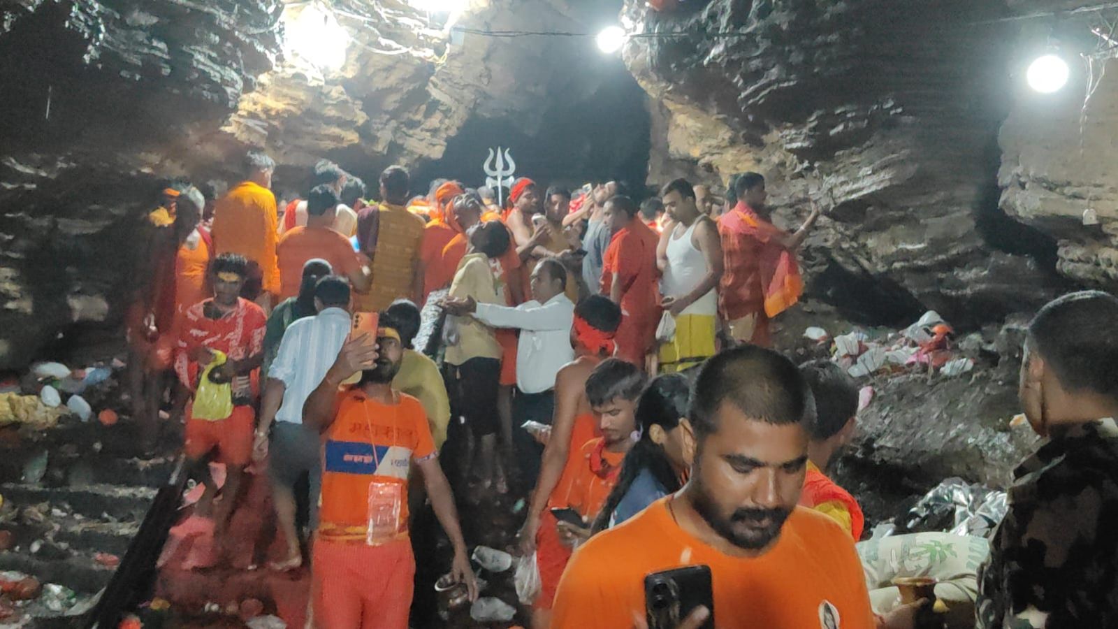 गुप्ता धाम के रास्ते में भक्तों की भीड़