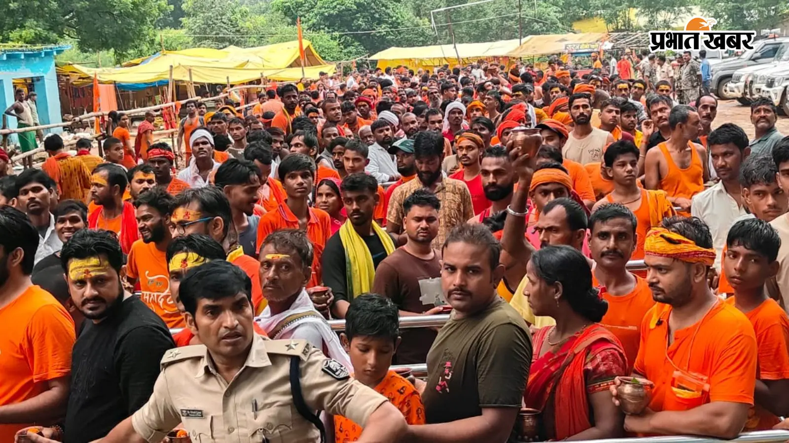 सावन की आखिरी सोमवारी पर रोहतास जिले के प्रसिद्ध गुप्ता धाम में श्रद्धालुओं की भारी भीड़ उमड़ी. सुबह से ही भगवान शिव के दर्शन और जलाभिषेक के लिए श्रद्धालुओं का पहुंचना शुरू हो गया. गुप्ता धाम जाने वाले रास्तों पर भी भक्तों की भीड़ नजर आई. हाथों में पूजा सामग्री और कांवड़ लेकर पहुंचे श्रद्धालु हर-हर महादेव और बोल बम के जयघोष करते नजर आए.
