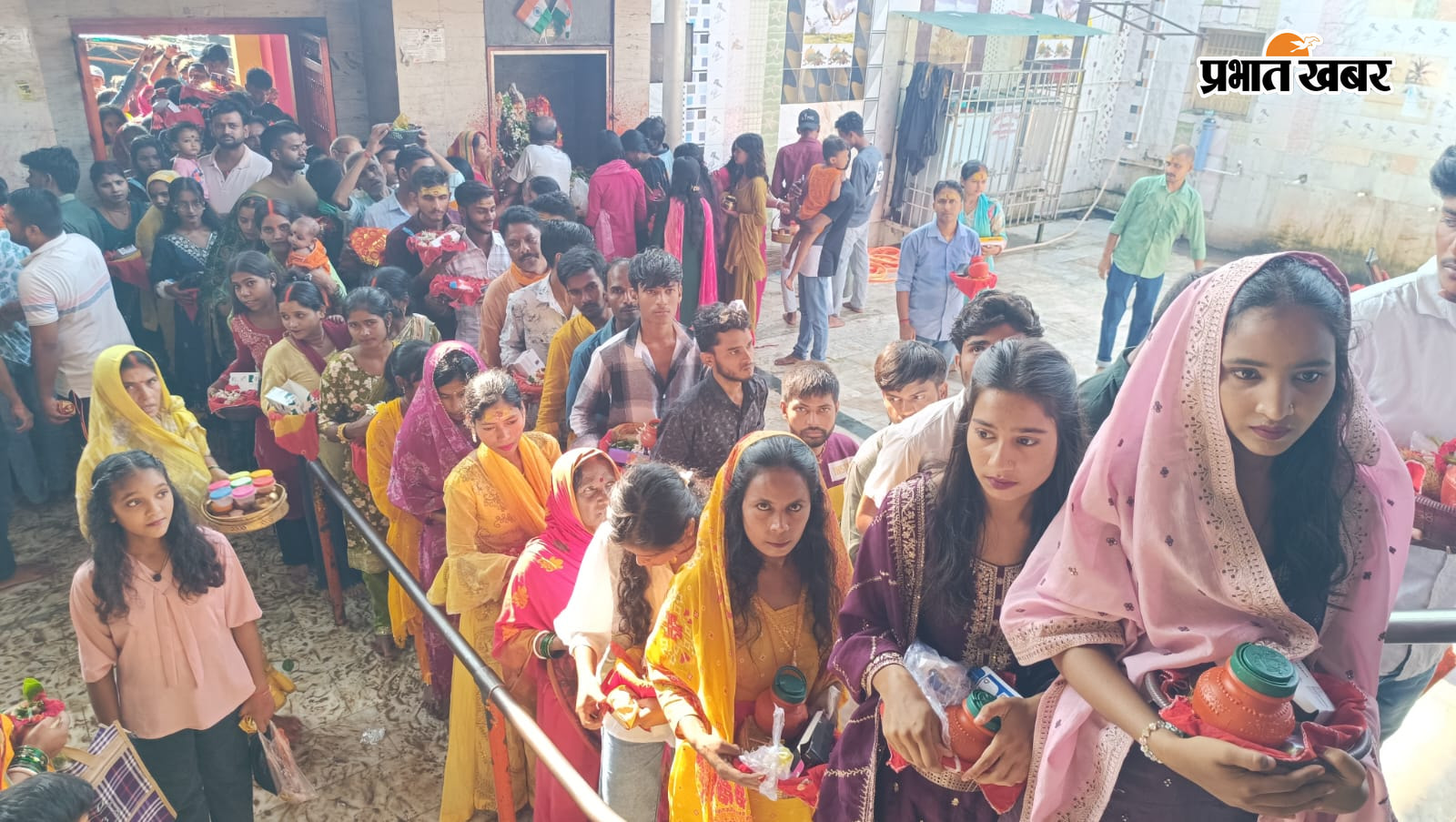 नोट: फोटो नंबर 24 सीएचपी 2 है कैप्सन होगा-मंदिर में दर्शन के लिए कतारबद्ध हुए श्रद्धालु | Prabhat Khabar Network