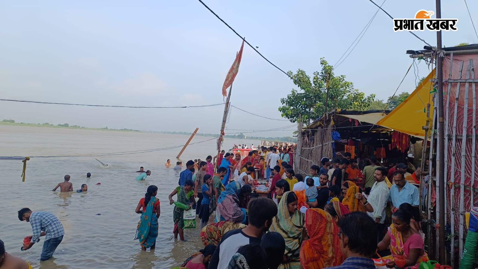 नोट: फोटो नंबर 24 सीएचपी 3 है कैप्सन होगा-गंगा घाट पर आस्था की डुबकी लगाते श्रद्धालु | Prabhat Khabar Network