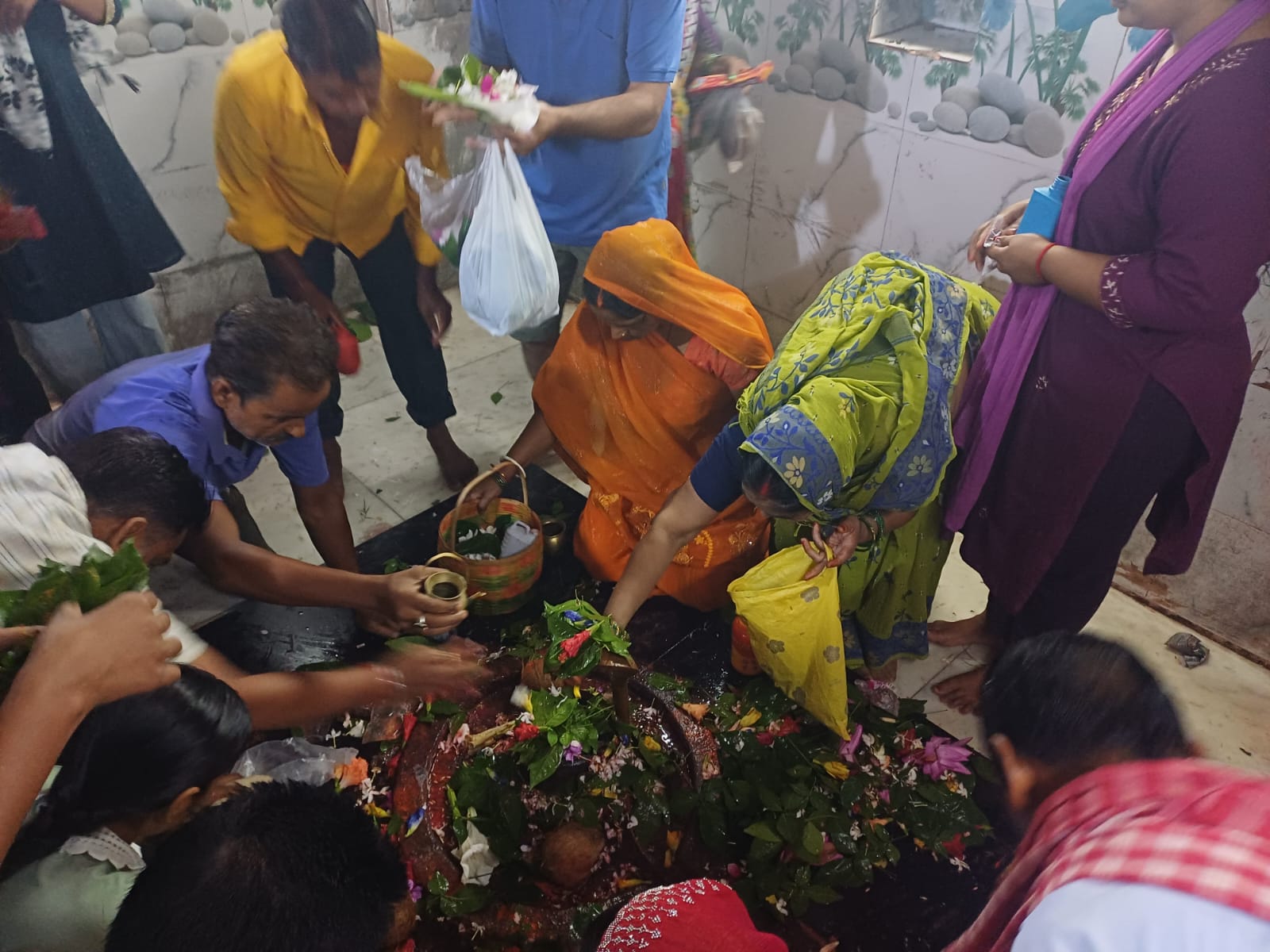 हरिलाजोड़ी मंदिर में अंतिम सोमवारी पर जलाभिषेक के लिए उमड़ी श्रद्धालुओं की भीड़। Prabhat Khabar Network