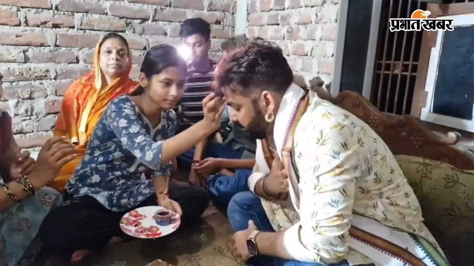 भरत तिवारी के घर पहुंचे पवन सिंह, परिवार से मिले और बोले- ‘ताहर बेटा हम बनब’, भतीजी से बंधवाई राखी