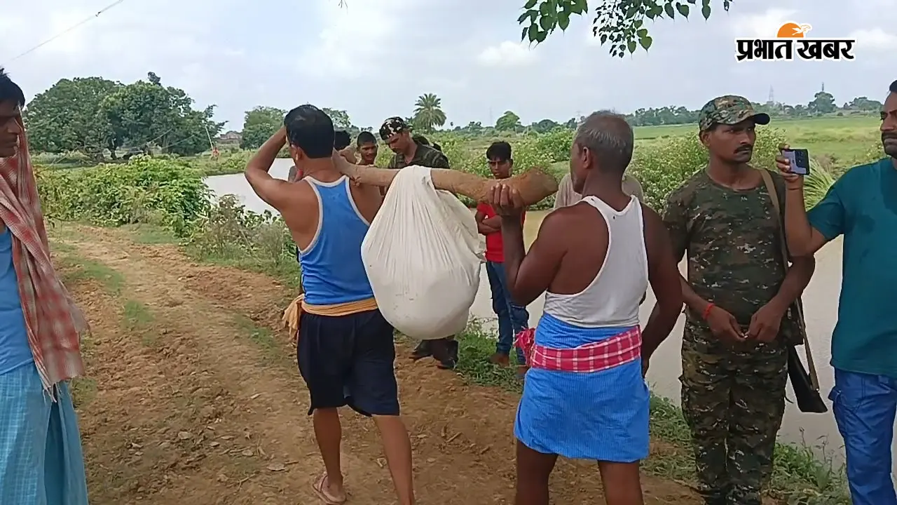 बरहट: ट्रेन से कटकर भाई-बहन की मौत, न मिला शव वाहन, न एंबुलेंस; बांस-बल्ले के सहारे कंधे पर ढोना पड़ा मासूमों का शव