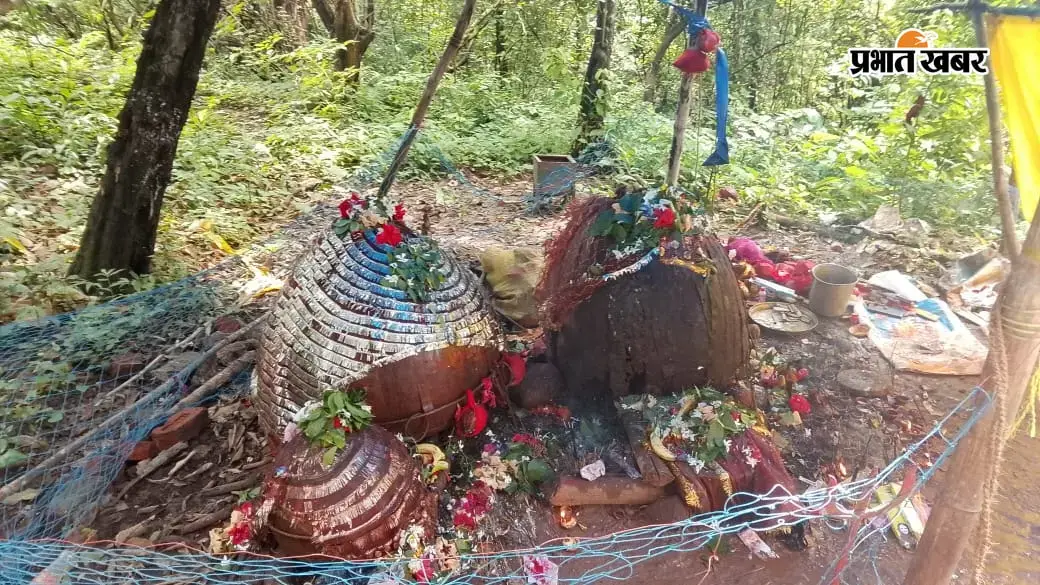 सावन की अंतिम सोमवारी पर शिवालयों में उमड़ी श्रद्धालुओं की भीड़