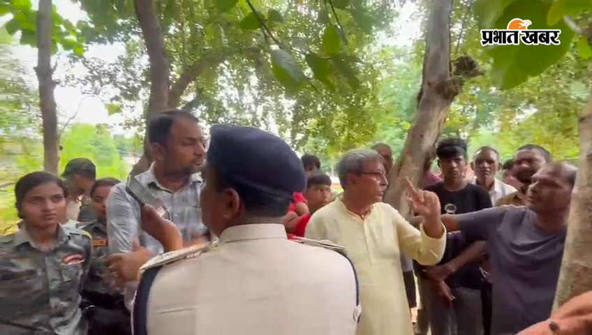 फोटो नदी में शव की खोज करते स्थानीय गोताखोर फोटो परिजन से घटना की जानकारी लेते सीओ और थानाध्यक्ष फोटो पीड़ित के घर पर जुटी पुलिस और स्थानीय लोगों की भीड़ | Prabhat Khabar Network