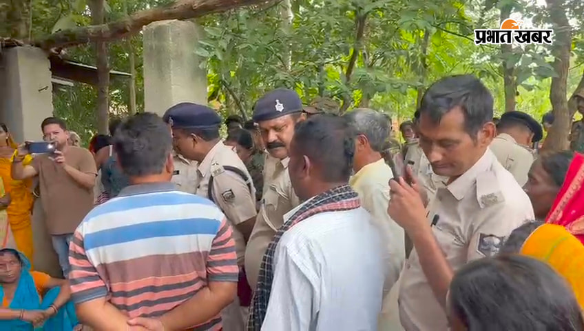 फोटो नदी में शव की खोज करते स्थानीय गोताखोर फोटो परिजन से घटना की जानकारी लेते सीओ और थानाध्यक्ष फोटो पीड़ित के घर पर जुटी पुलिस और स्थानीय लोगों की भीड़ | Prabhat Khabar Network