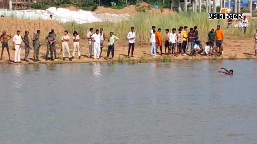 फोटो नदी में शव की खोज करते स्थानीय गोताखोर फोटो परिजन से घटना की जानकारी लेते सीओ और थानाध्यक्ष फोटो पीड़ित के घर पर जुटी पुलिस और स्थानीय लोगों की भीड़ | Prabhat Khabar Network