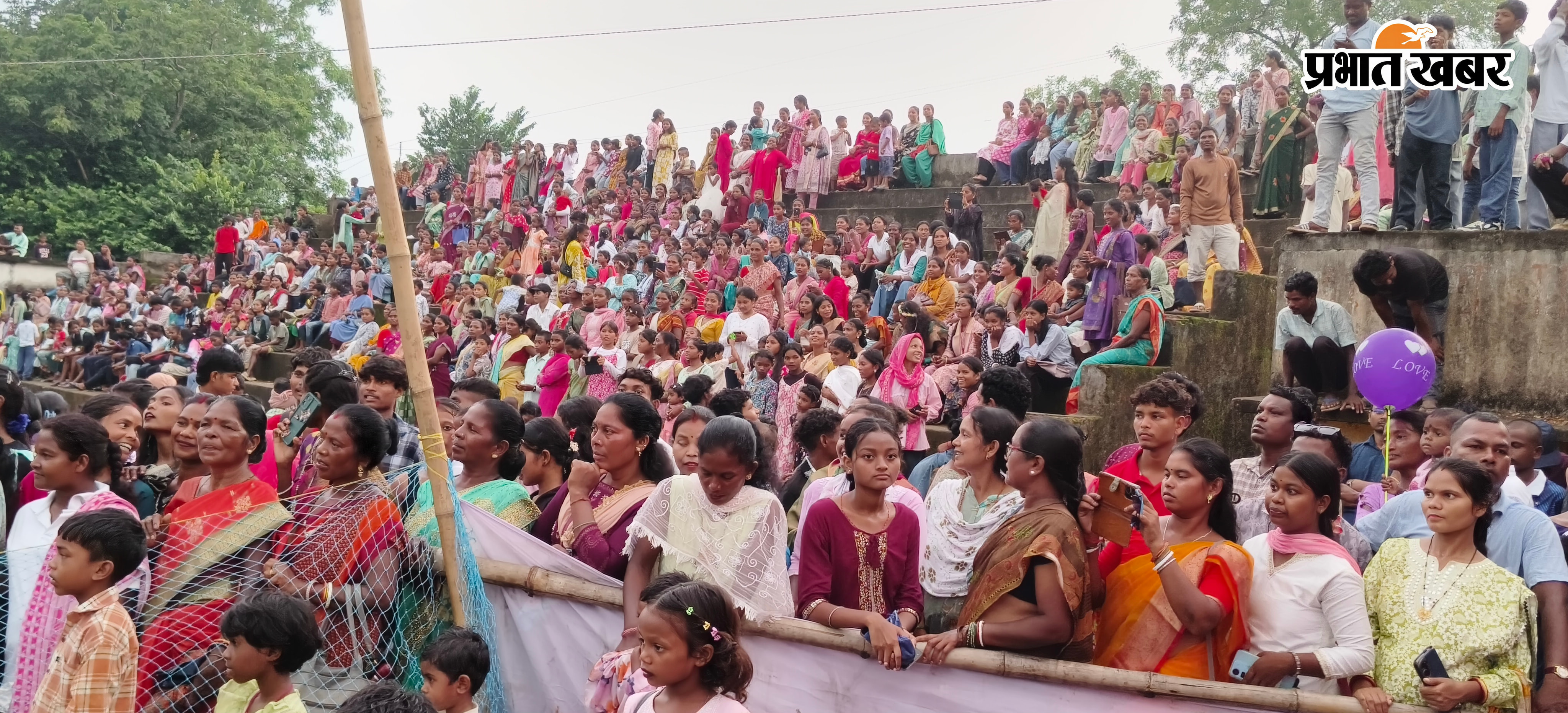 खूंटपानी के बड़ाचिरु में आयोजित फुटबॉल प्रतियोगिता का फाइनल मैच देखने पहुंचे खेल प्रेमी | Prabhat Khabar Network