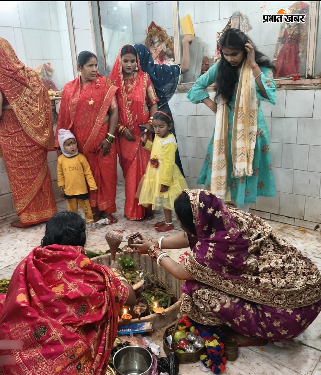 मंदिर में पूजा अर्चना करते श्रद्धालु | Prabhat Khabar Network