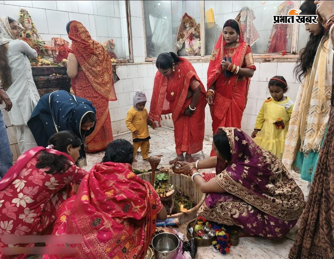 मंदिर में पूजा अर्चना करते श्रद्धालु | Prabhat Khabar Network