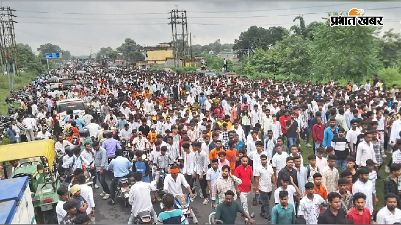बोल बम के जयकारों से गूंजा रजरप्पा, 75 हजार से अधिक कांवरियों ने उठाया जल