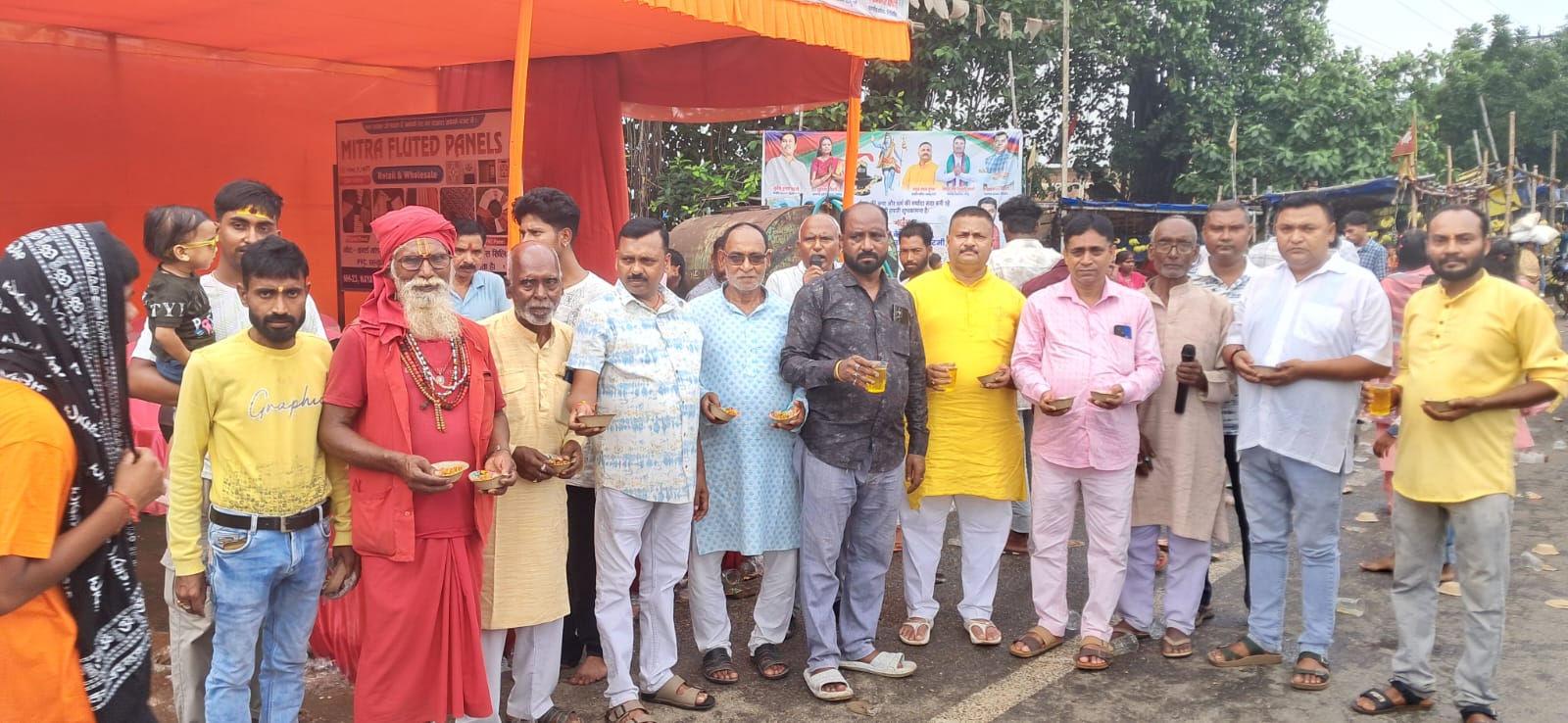 मंदिर परिसर में उपस्थित पुजारी व श्रद्धालु