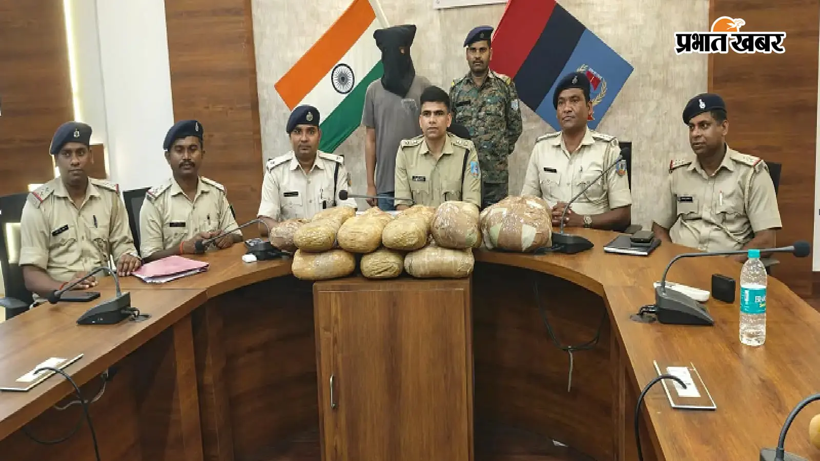 रामगढ़ में गुमटी से घर तक फैला था गांजा कारोबार, पुलिस की रेड में 22 किलो से अधिक गांजा बरामद, एक गिरफ्तार