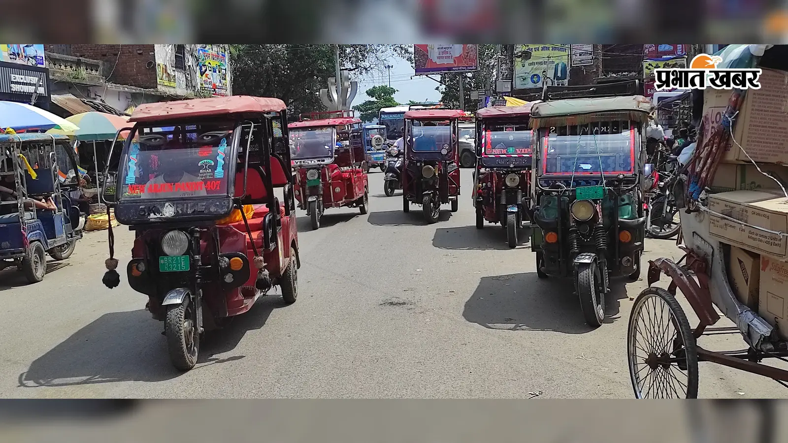 राजगीर के इन 4 चौराहों पर रोज फंस रहे लोग, ई-रिक्शा की सड़क पर पार्किंग से घंटों जाम