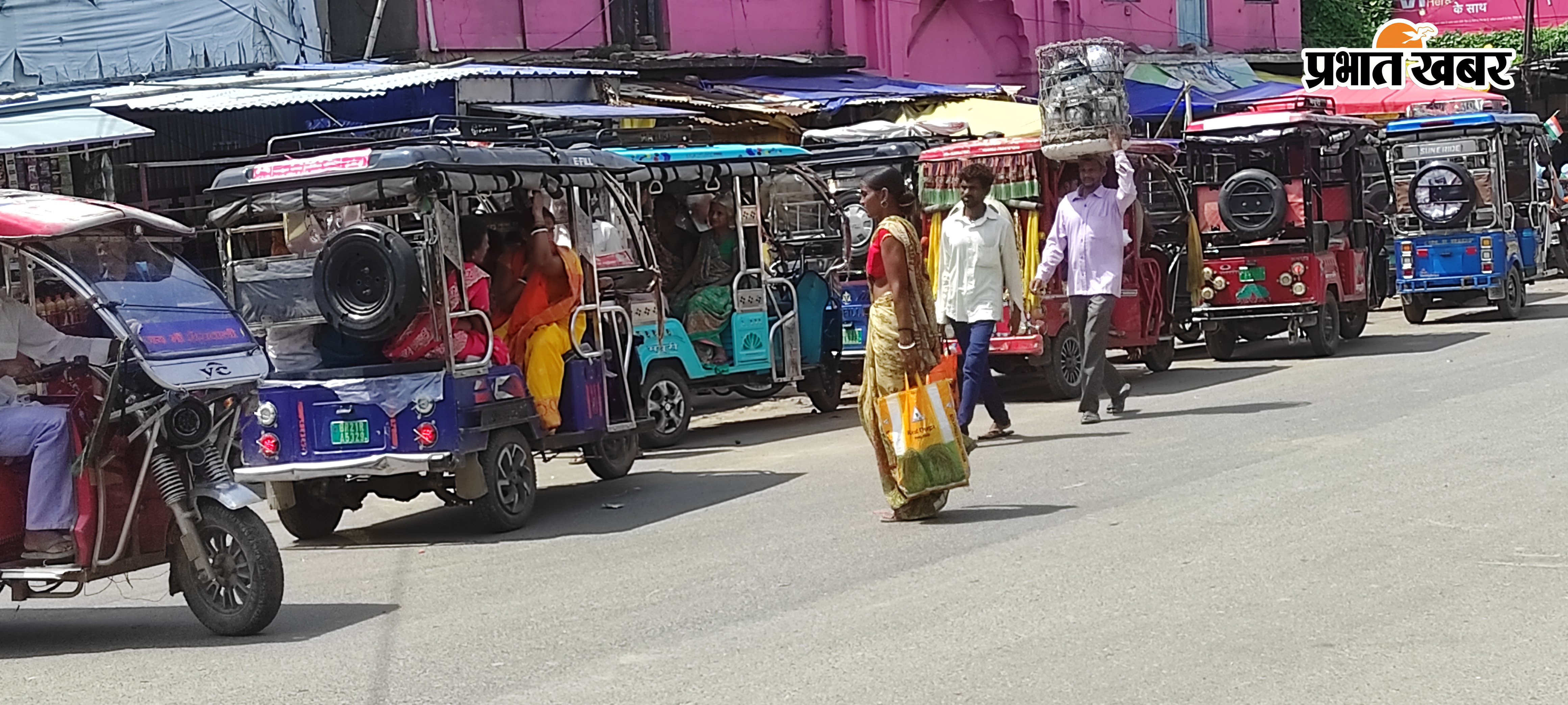 फोटो - राजगीर के छबिलापुर मोड़ पर सड़क पर ही पार्किंग करते ई रिक्शा चालक | Prabhat Khabar Network