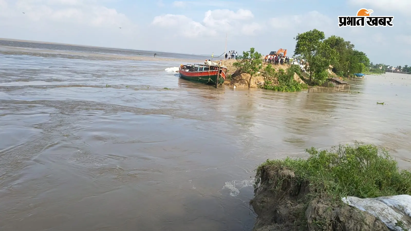 नवगछिया: राघोपुर तटबंध 30 मीटर टूटा, गंगा के उफान से मंडराया बाढ़ का खतरा; युद्धस्तर पर रिंग बांध का निर्माण शुरू