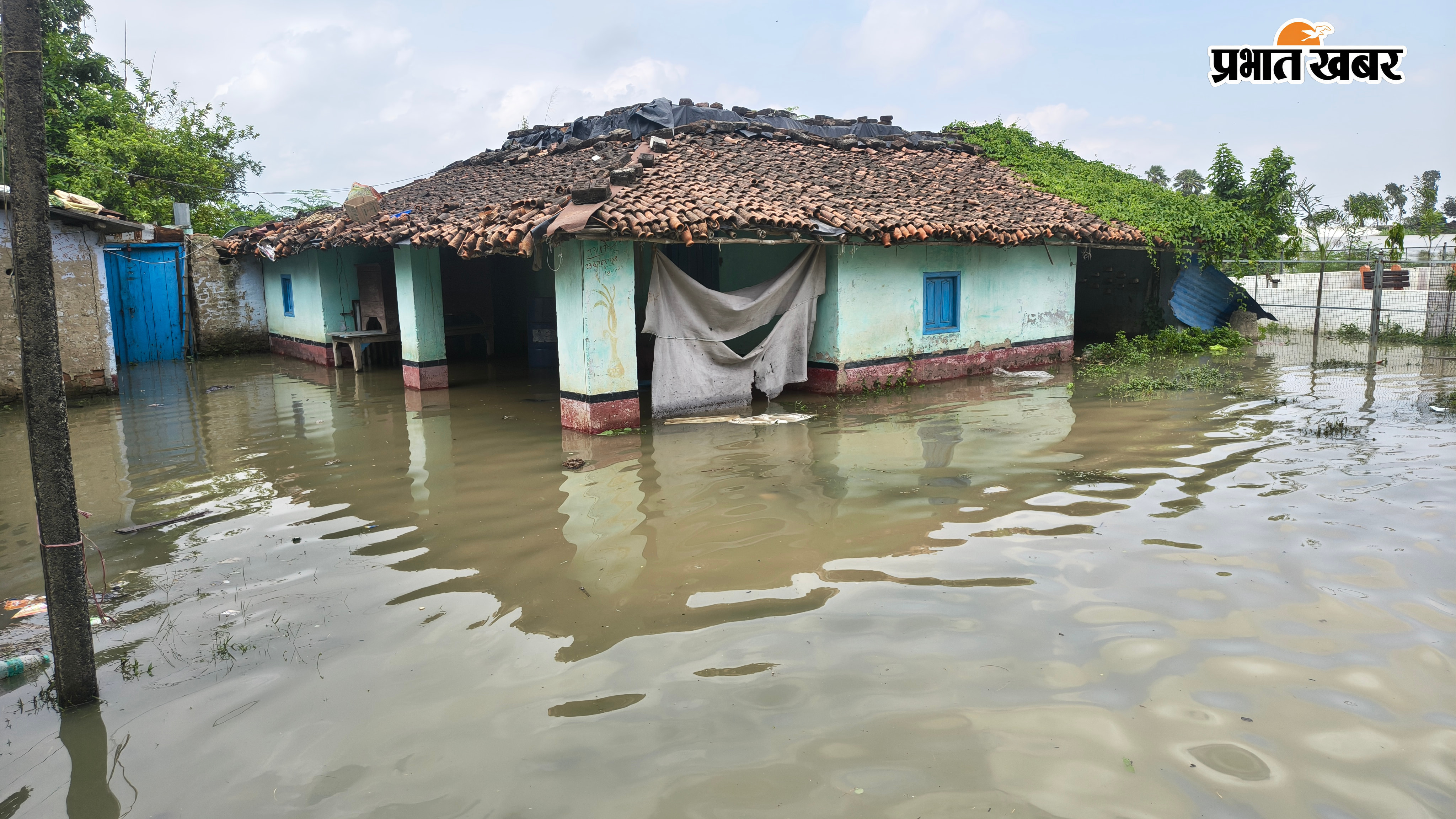 राघोपुर में 30 मीटर लंबाई में तटबंध क्षतिग्रस्त, युद्धस्तर पर बचाव कार्य जारी | Prabhat Khabar Network