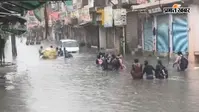 Video: दिल्ली-NCR में बारिश से बिगड़े हालात, सड़क पर कमर तक पानी में जाते दिखे स्कूली बच्चे