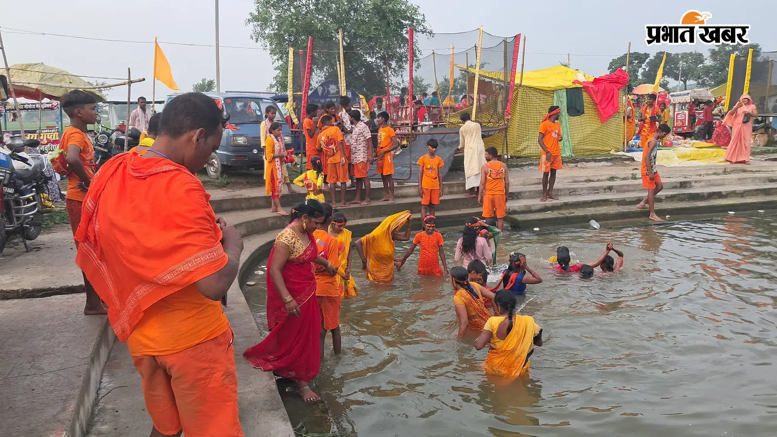 बक्सर से 35 KM पैदल चलकर कैलाशपुरी धाम पहुंचे शिवभक्त, अंतिम सोमवारी पर उमड़ा भक्तों का भीड़