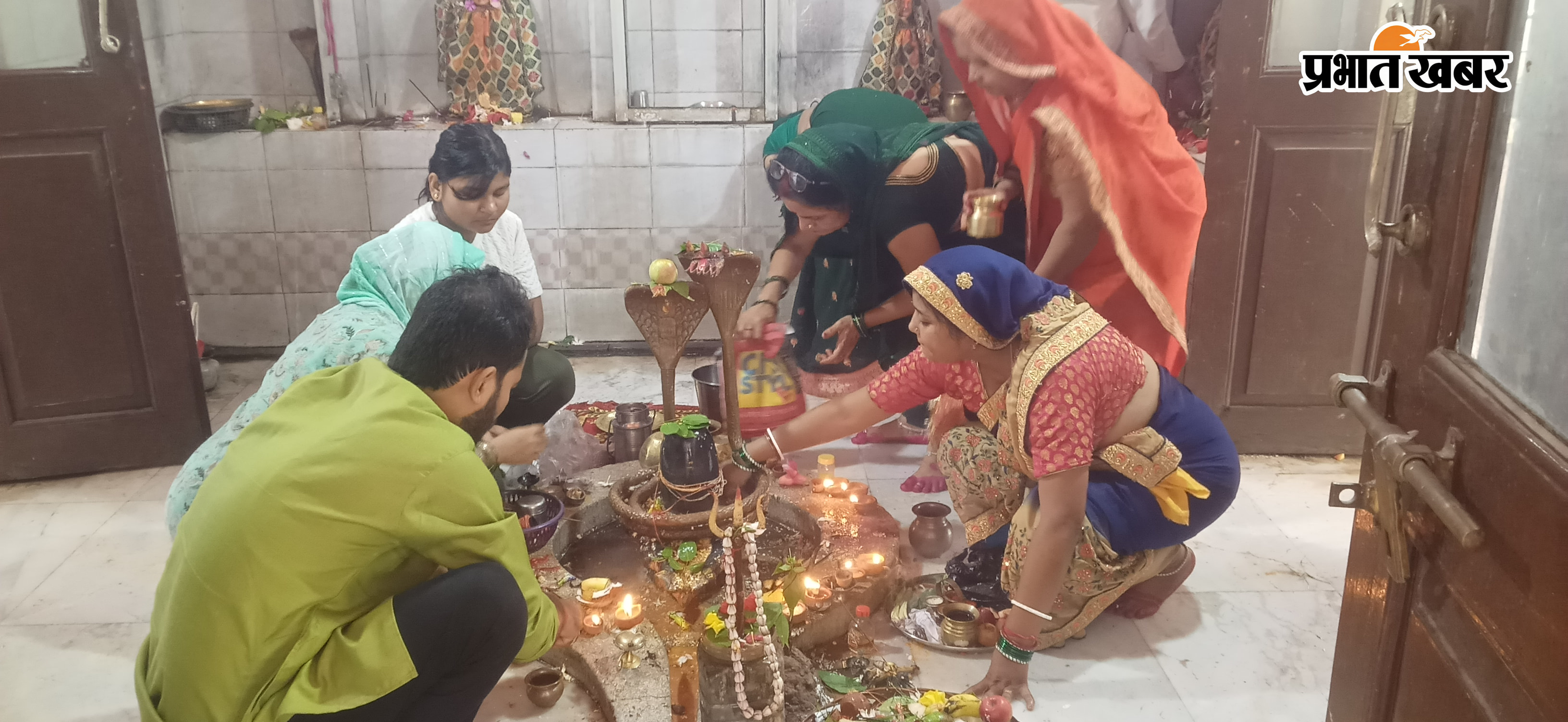पुलिस लाइन शिव मंदिर में पूजा अर्चना करते भक्त, सिद्धेश्वर नाथ मंदिर में पूजा के लिए कतार भक्तगण | Prabhat Khabar Network